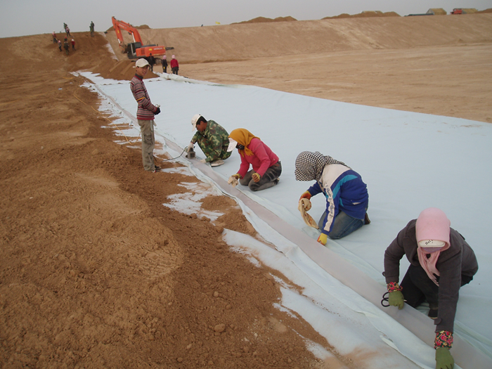 复合土工膜施工中